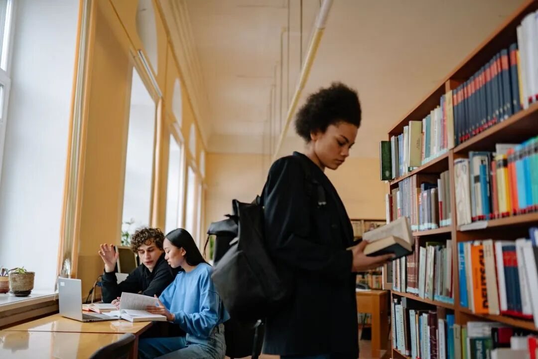 青少年在图书馆学习的场景