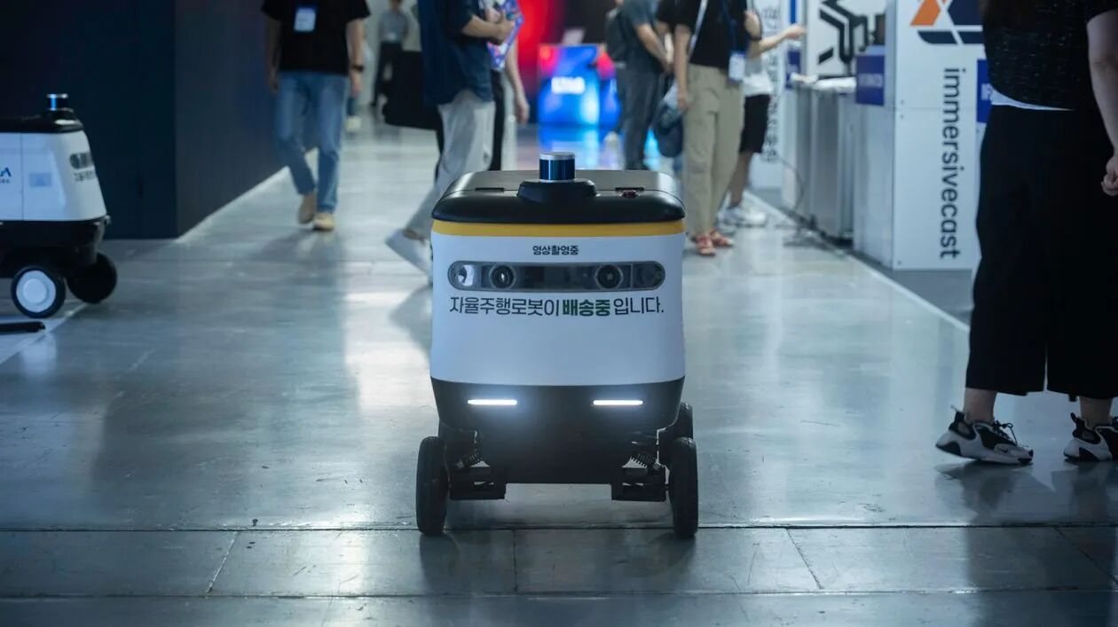 科技展会中的自主机器人