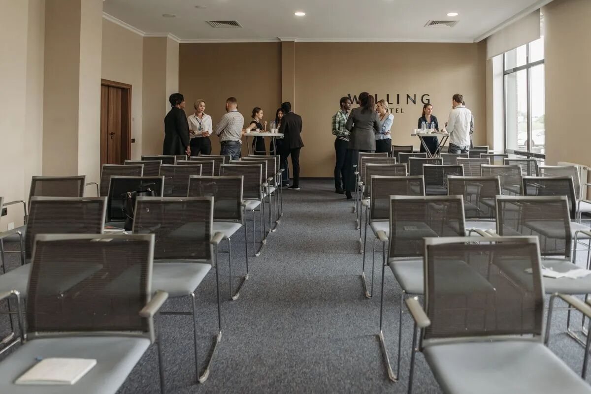 商务人士交流场景示意