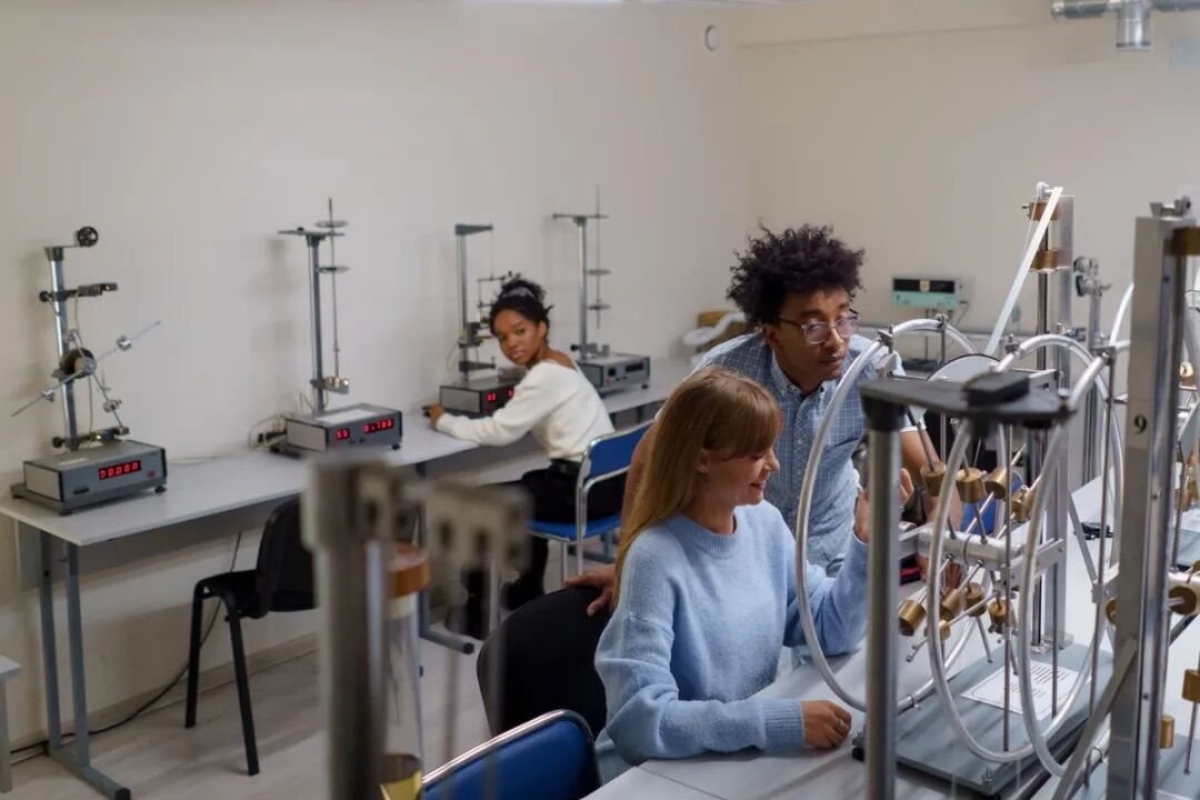 学生参与科学实验的场景